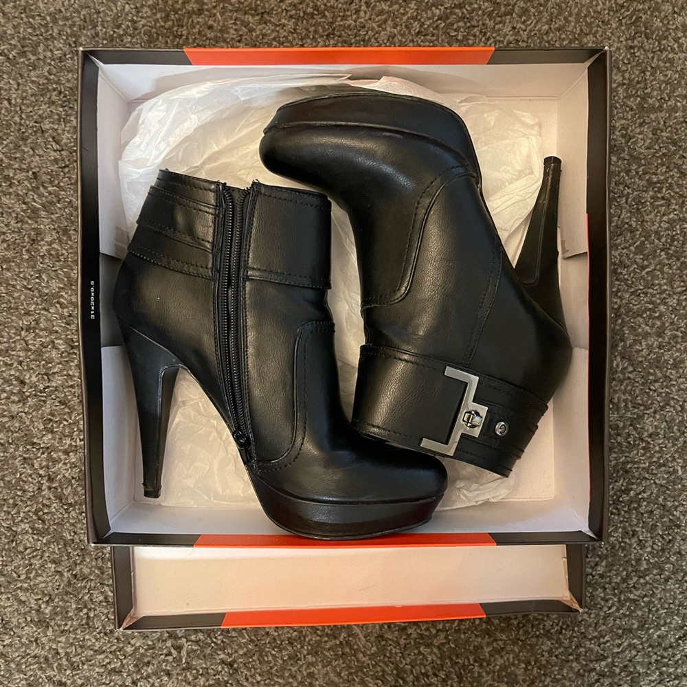 WOMEN’S ANCKLE BOOTS IN BLACK IN SIZE 9
